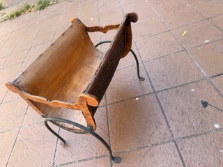 Revistero antiguo madera y mimbre