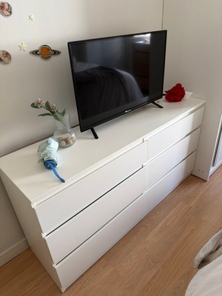 Cómoda blanca de madera
