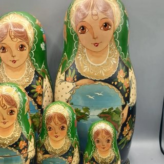 Muñeca Matrioska Rusa Pintadas a Mano con paisaje