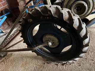 Motosegadora con arado y sementadora