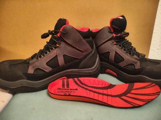 Botas de seguridad Honeywell negras y rojas