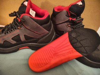 Botas de seguridad Honeywell negras y rojas