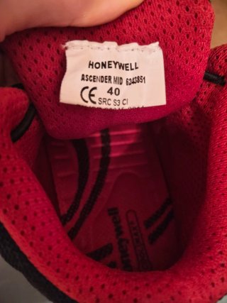 Botas de seguridad Honeywell negras y rojas