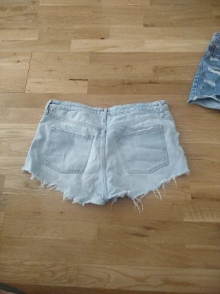 Pantalón corto vaquero desgastado