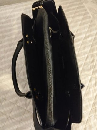 Bolso negro de mano y hombro