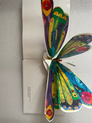 Libro pop-up La pequeña oruga glotona