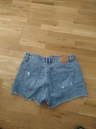 Pantalón corto vaquero desgastado