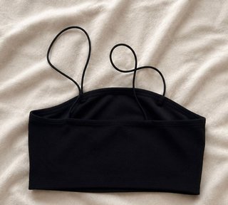 Crop top negro tirantes finos
