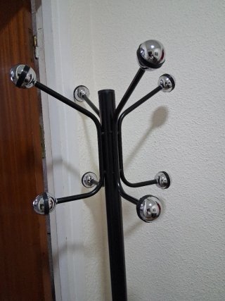 Perchero de pie negro