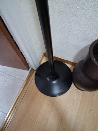 Perchero de pie negro