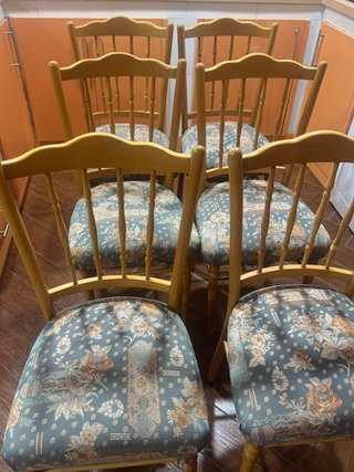 Sillas de madera con tapizado floral