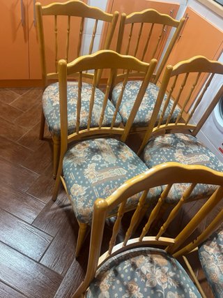 Sillas de madera con tapizado floral