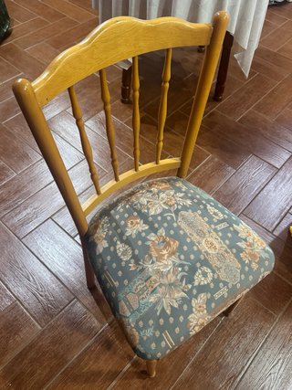 Sillas de madera con tapizado floral