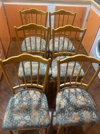 Sillas de madera con tapizado floral