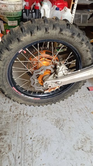 Llanta trasera KTM con tublis
