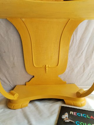 Mesa de entrada amarilla y madera