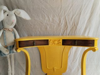 Mesa de entrada amarilla y madera