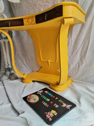 Mesa de entrada amarilla y madera