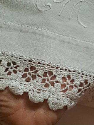 Lenzuolo sopra lino bianco con ricamo a mano e bor