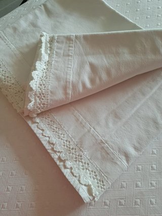 Lenzuolo sopra lino bianco con ricamo a mano e bor