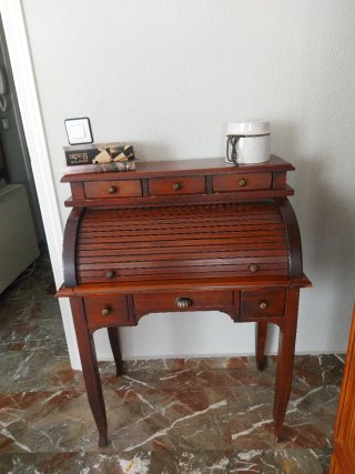 Escritorio de madera con tapa enrollable