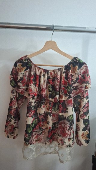 Blusa floral manga larga con encaje