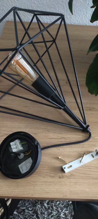 Lampara techo con forma piramidal