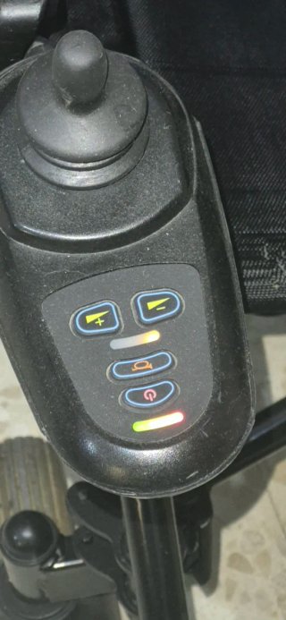 Silla de ruedas eléctrica para movilidad reducida