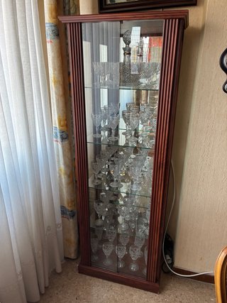Vitrina de cristal y madera