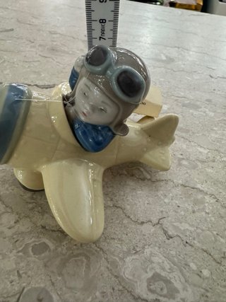 Bimbo in aereo NAO