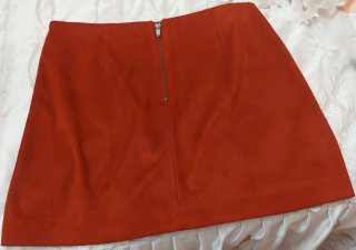 Falda roja de antelina