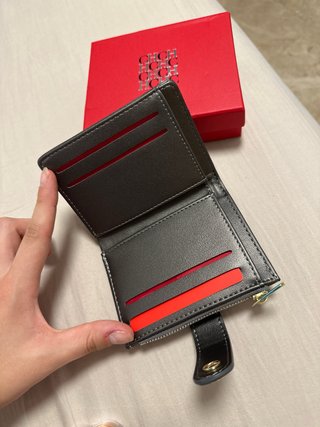 Cartera Carolina Herrera Negra y Dorada
