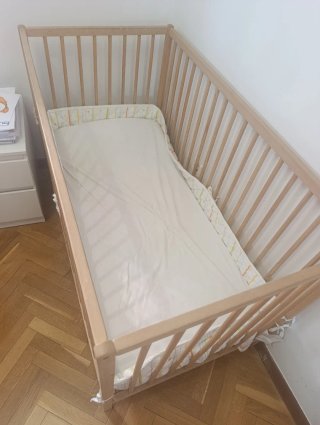 Cuna de madera de IKEA + colchón