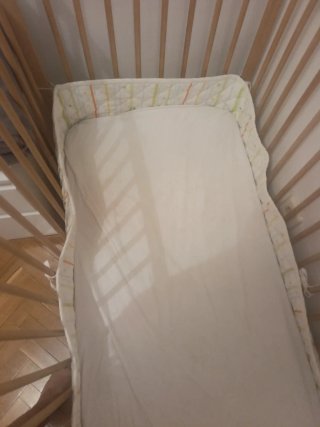 Cuna de madera de IKEA + colchón