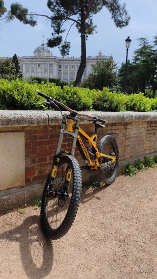 Bici DH Nukeproof Amarilla