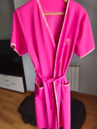 Bata rosa corta con bolsillos