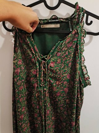 Blusa de tirantes verde floral de Sfera