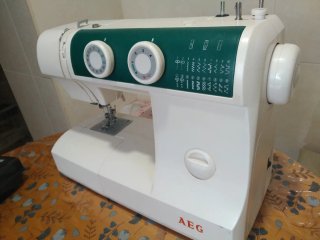 Máquina de coser AEG
