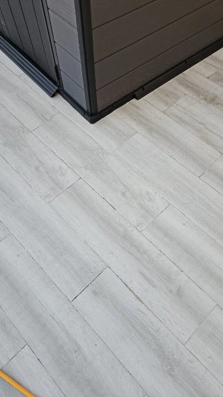 Suelo porcelánico efecto madera gris