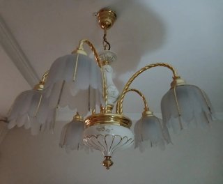 Lámpara de techo dorada y blanca