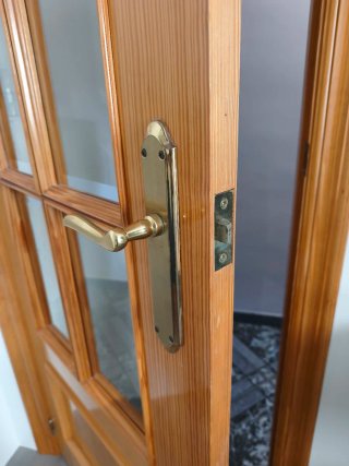 Puerta de madera con cristales