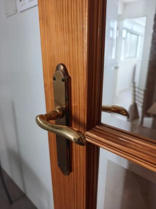 Puerta de madera con cristales