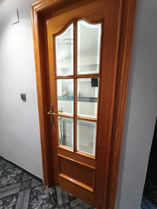 Puerta de madera con cristales
