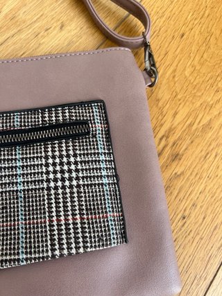 Bolso bandolera marrón con estampado