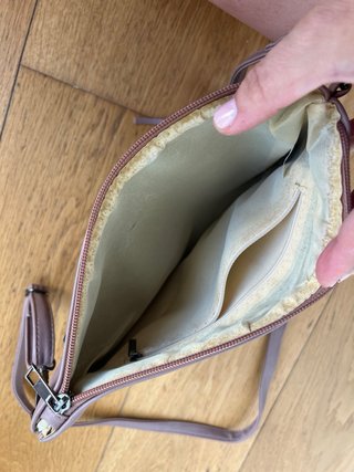 Bolso bandolera marrón con estampado