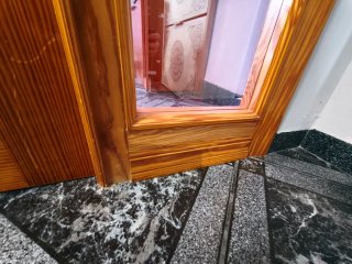Puerta de madera con cristal