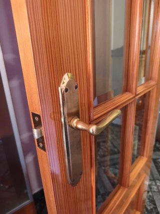 Puerta de madera con cristal