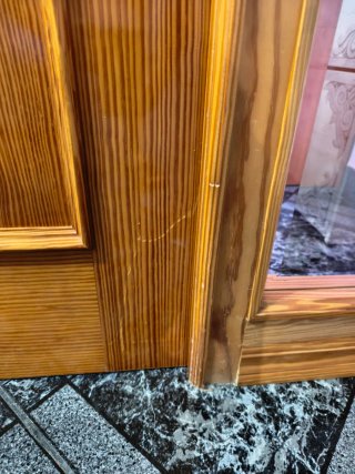 Puerta de madera con cristal