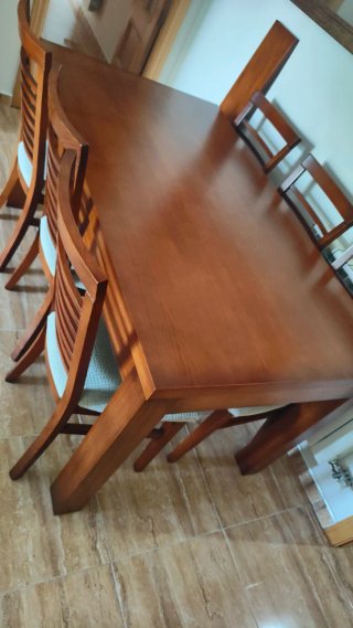 Mesa de comedor y 6 sillas de madera