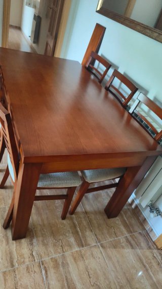 Mesa de comedor y 6 sillas de madera